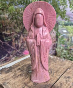 Roze versteend hout Maria