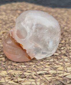 Alternative view of Rode hematiet in kwarts skull 1