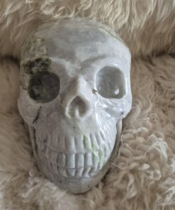 Alternative view of Witte jade met serpentijn schedel