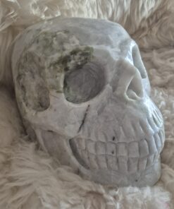 Witte jade met serpentijn schedel