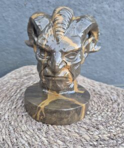 Gehoornde jade schedel