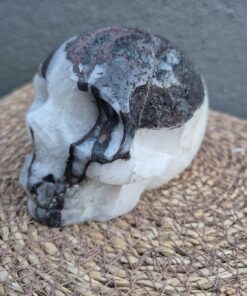 Alternative view of Kwarts schedel met toermalijn en mica