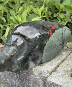Alternative view of Afrikaanse bloedsteen traveller alien skull